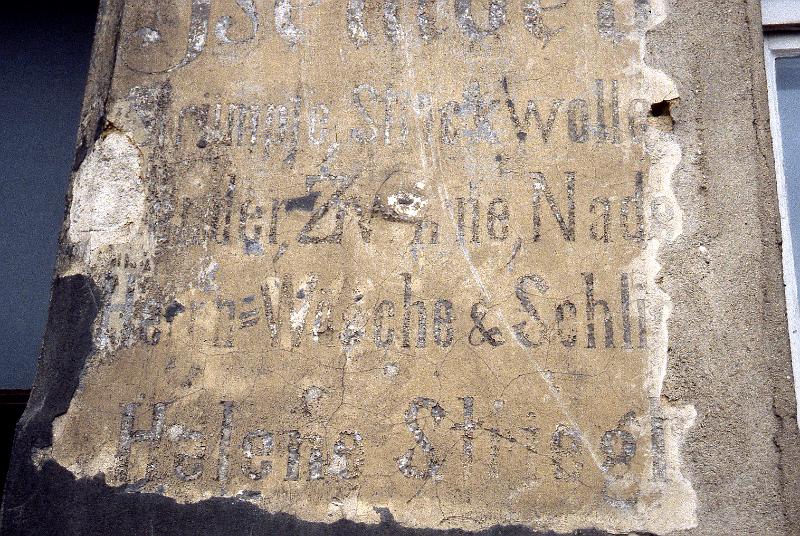 Leipzig, Dölitzer Str. 2, 9.11.1997 (2).jpg - ... Wolle, ... Zwirne, Nadeln, Herren-Wäsche, Schlipse Helene Striegl...